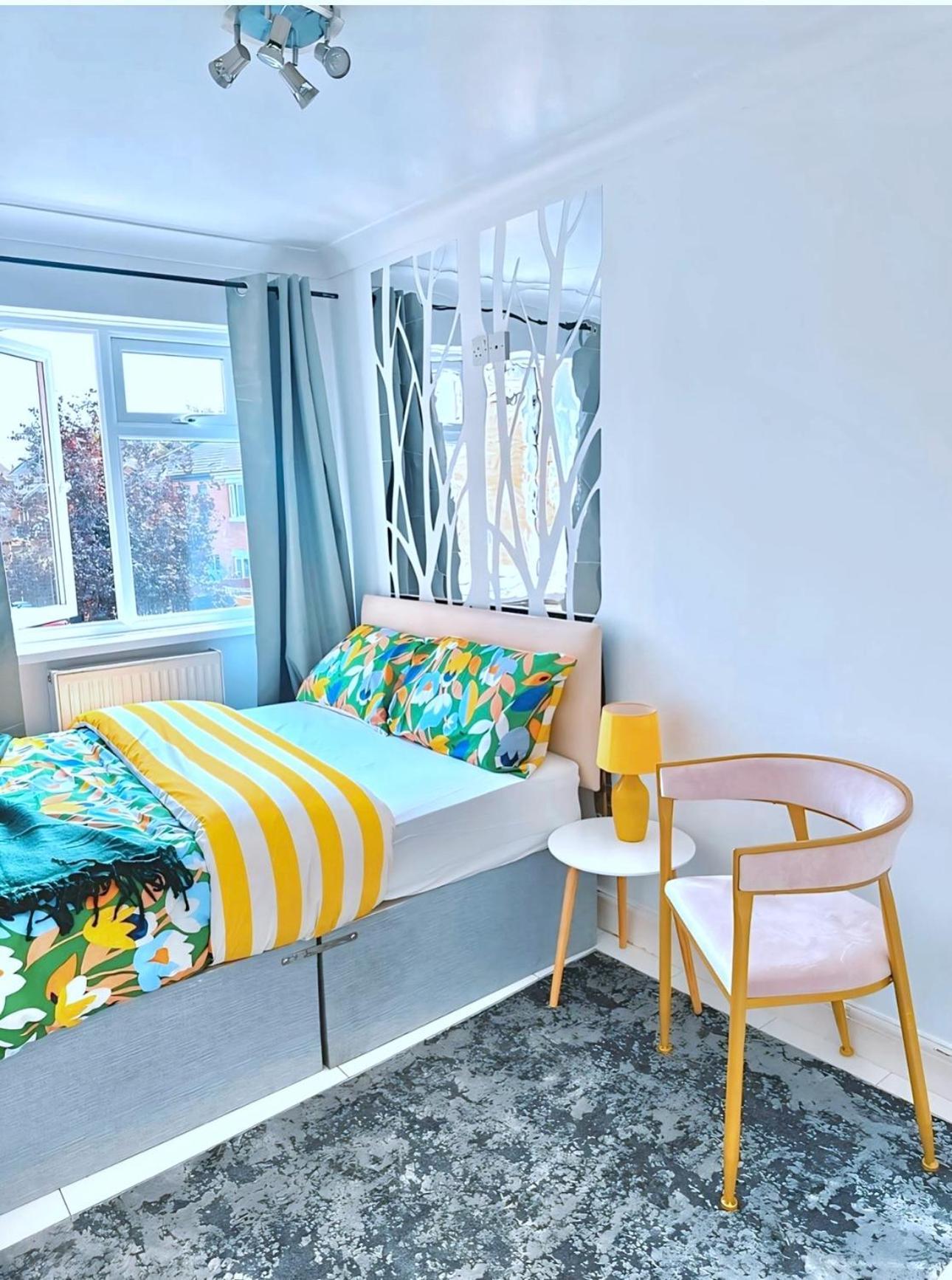 Charming 3-Bedroom House With Garden In Portsmouth, Close Parking, Train Station & Gunwharf Exterior foto